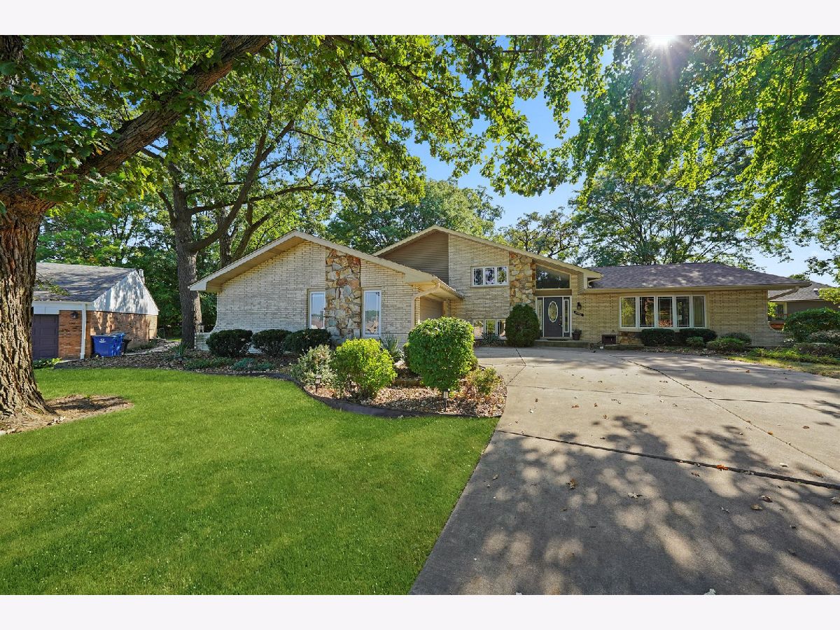 For Sale Palos Hills Illinois, 9047 Oak Crest Court