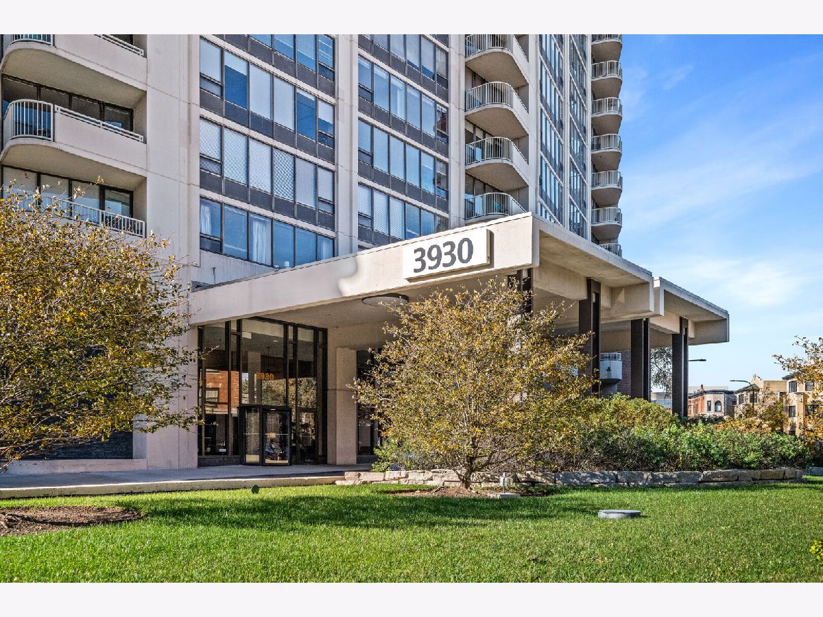  For Sale Chicago Illinois, 3930 Pine Grove Avenue