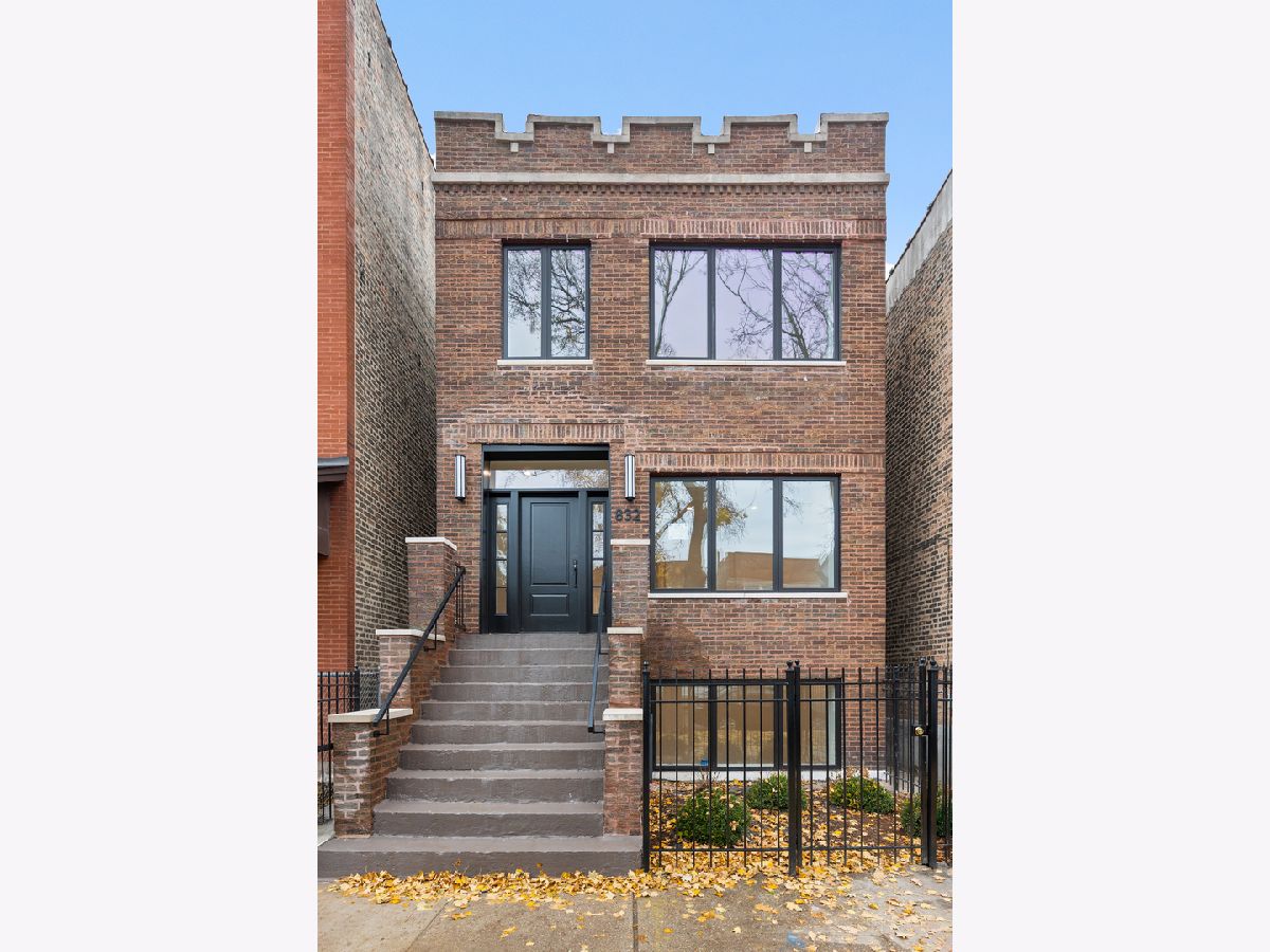  For Sale Chicago Illinois, 832 Mozart Street
