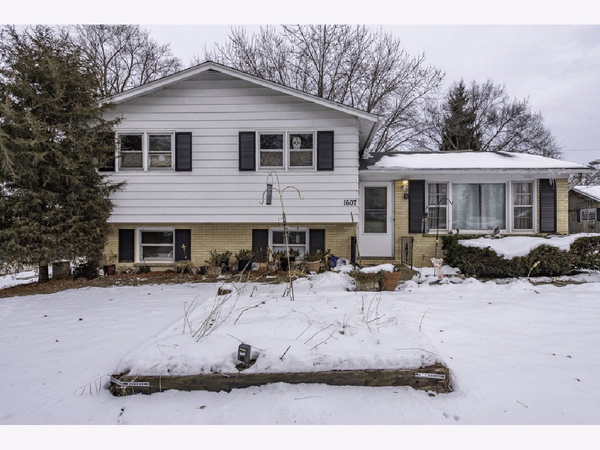  For Sale Round Lake Beach Illinois, 1607 Channel Drive