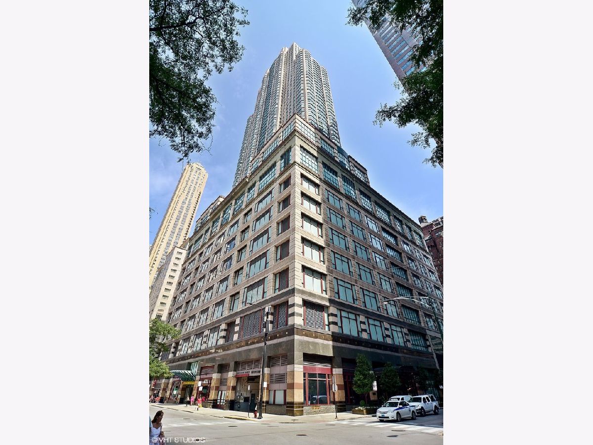 Condos & Townhomes For Sale The Huron Chicago Illinois, 100 Huron Street