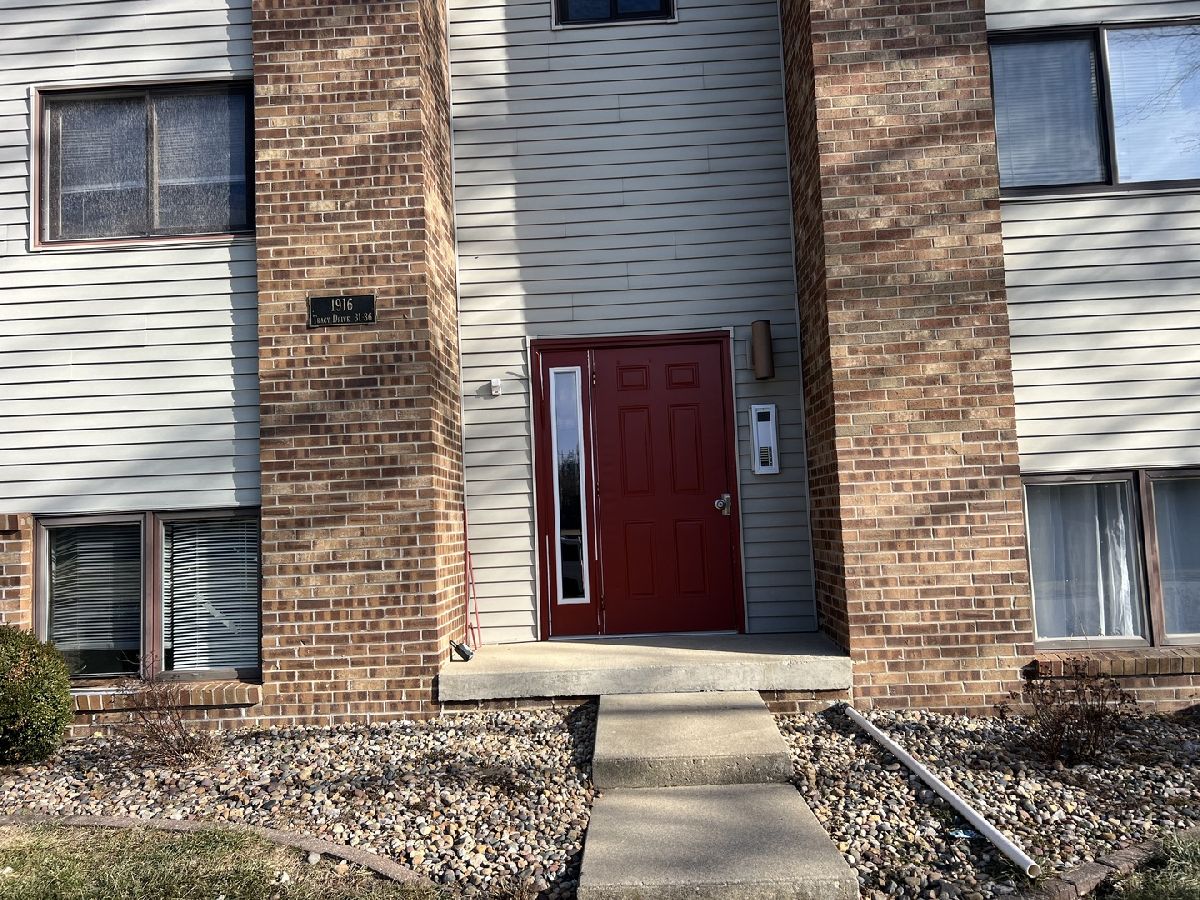 Homes & Condos & Townhomes For Sale Highlands Bloomington Illinois, 1916 Tracy Drive