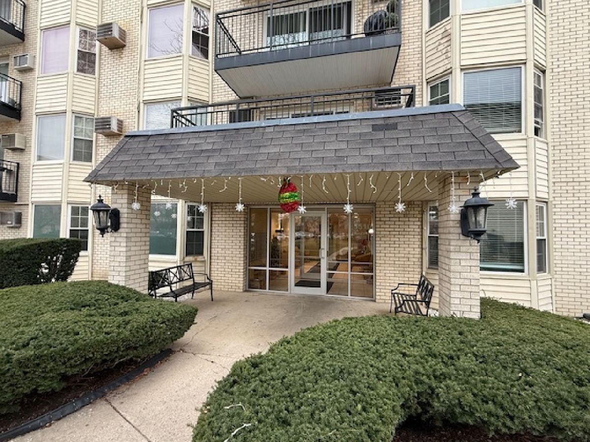 Condominiums For Sale Edens Point Morton Grove Illinois, 5510 Lincoln Avenue