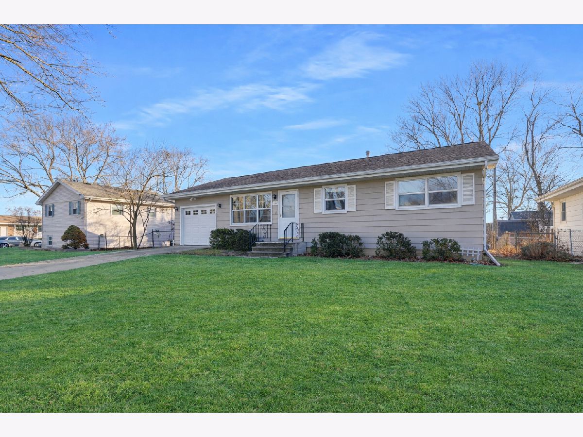 Homes & Condos & Townhomes For Sale Lincolnwood Bloomington Illinois, 1319 Rutledge Road