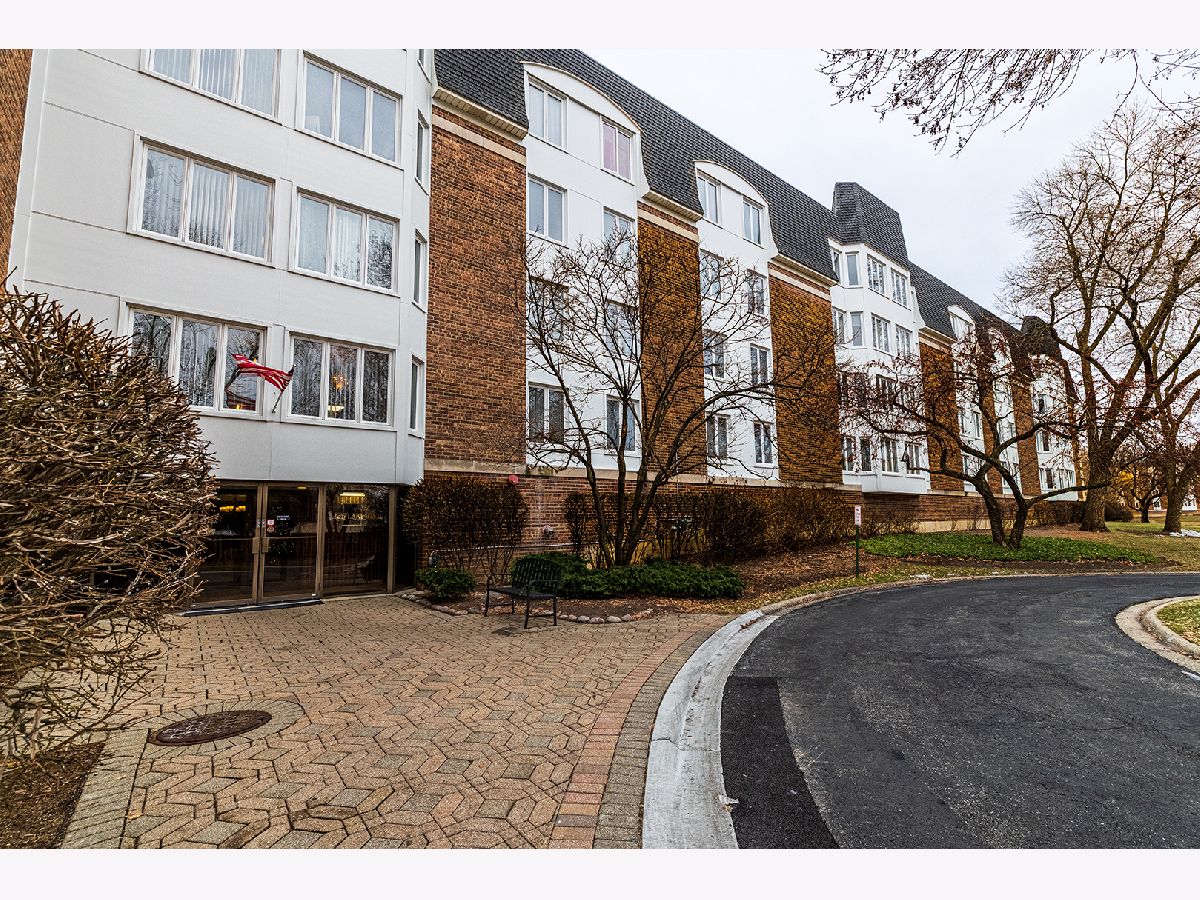 Condominiums For Sale Cambridge On The Lake Buffalo Grove Illinois, 225 Lake Boulevard