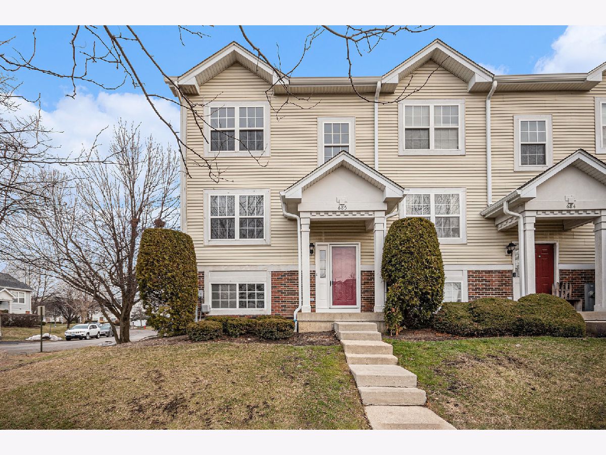  For Sale Hainesville Illinois, 685 Holiday Lane