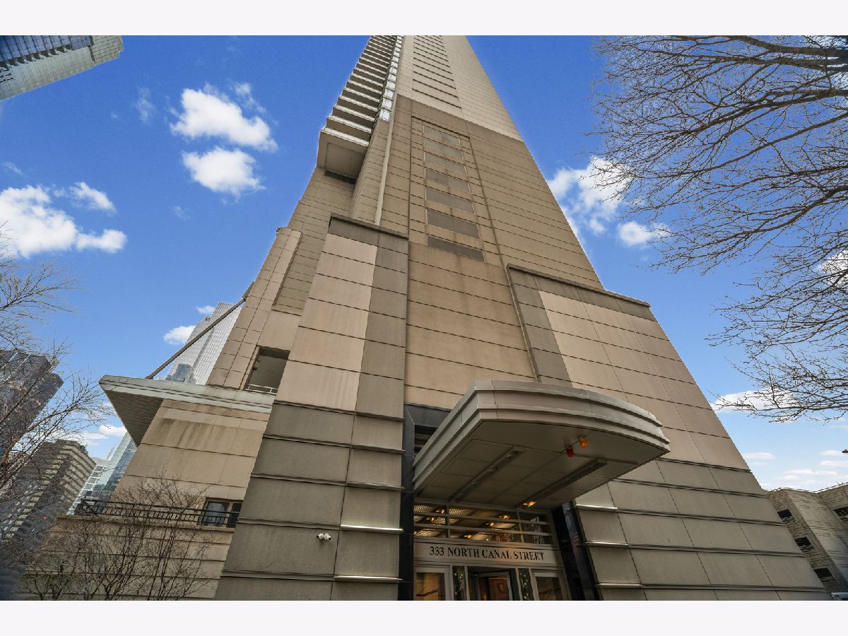 Condos & Townhomes For Sale Riverbend Condominiums Chicago Illinois, 333 Canal Street