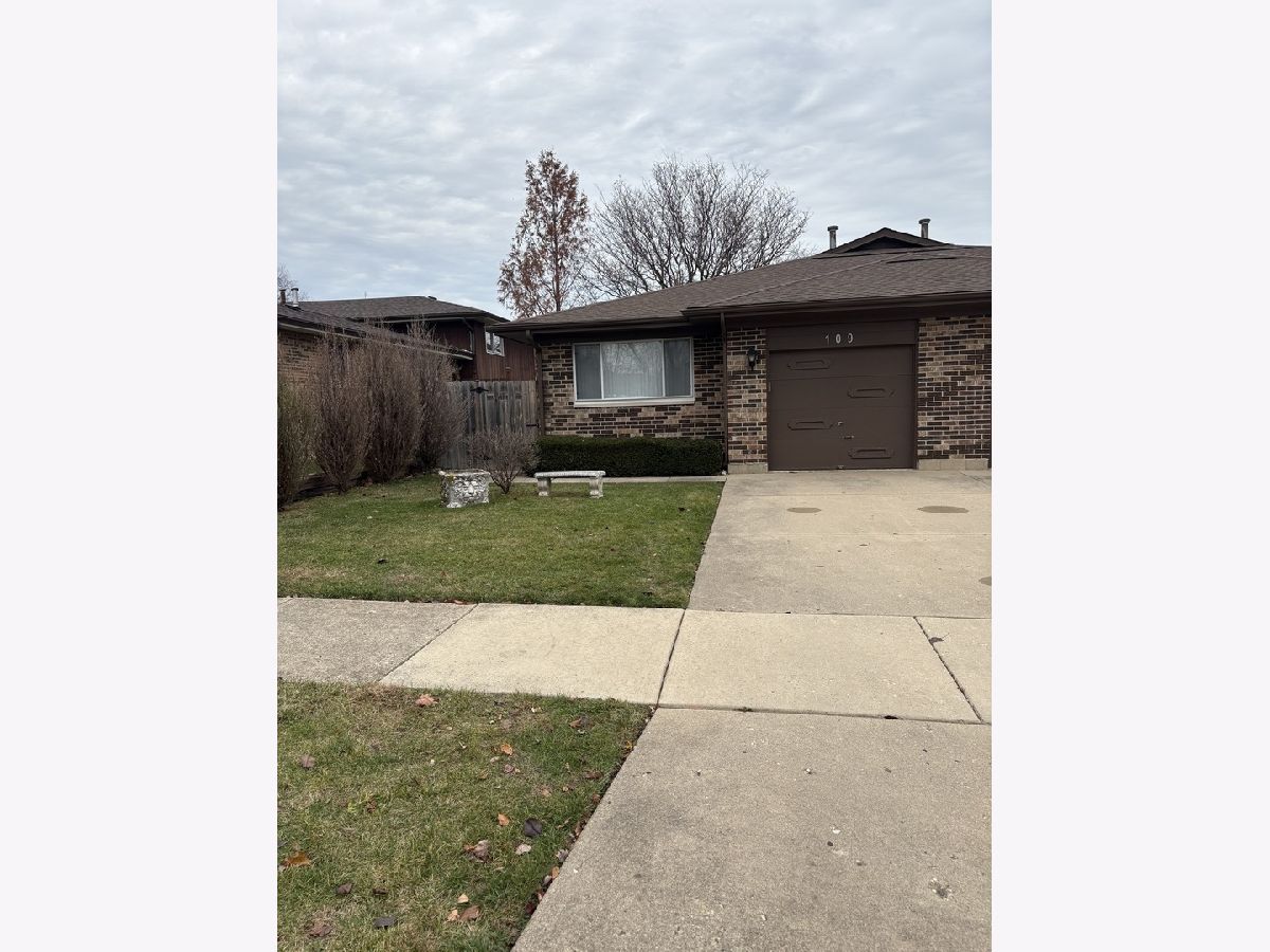  Rented Wood Dale Illinois, 109 Paramount