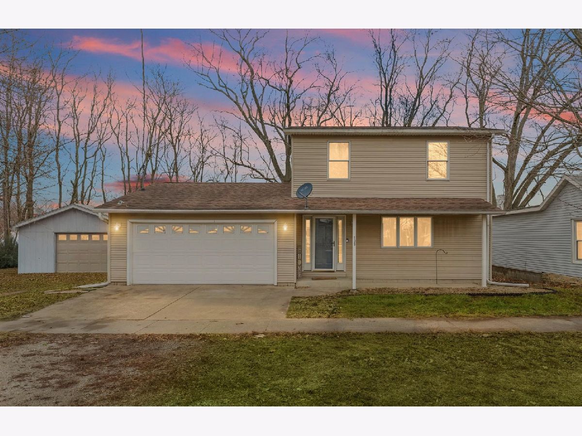  Sold Roberts Illinois, 108 Maple