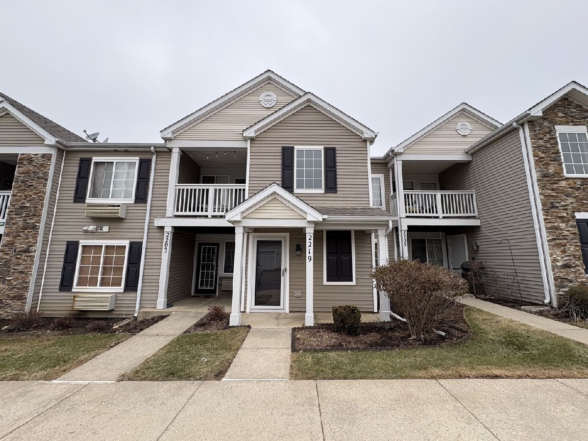 Townhomes & Condos For Rent Silverstone Lake Carpentersville Illinois, 2219 Silverstone