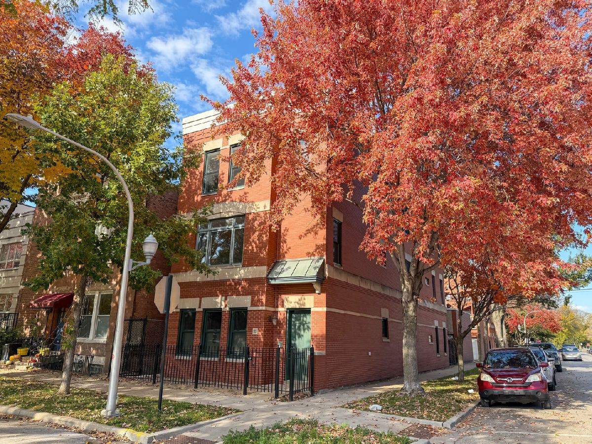 Condominiums For Rent Verona Square Chicago Illinois, 1300 Grenshaw