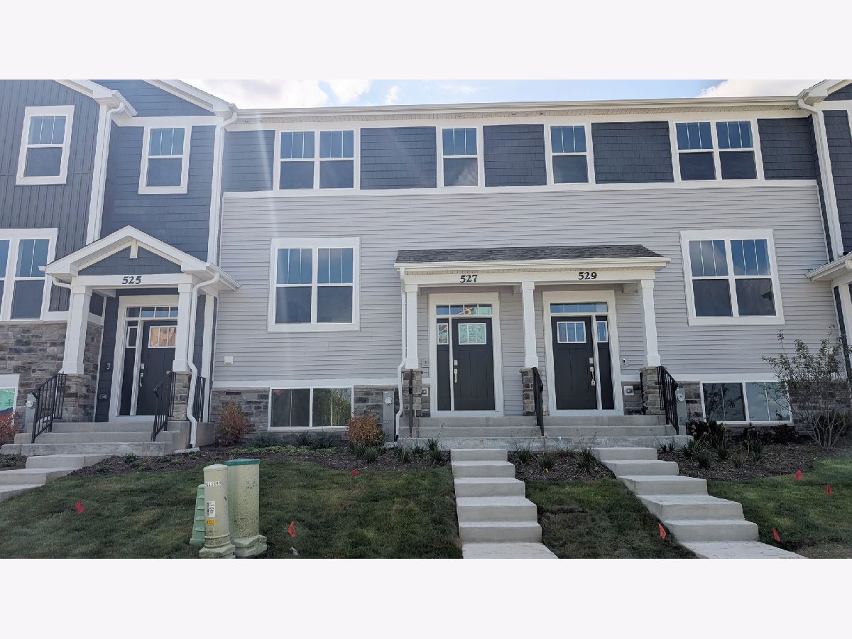  Rented Volo Illinois, 527 Red Oak