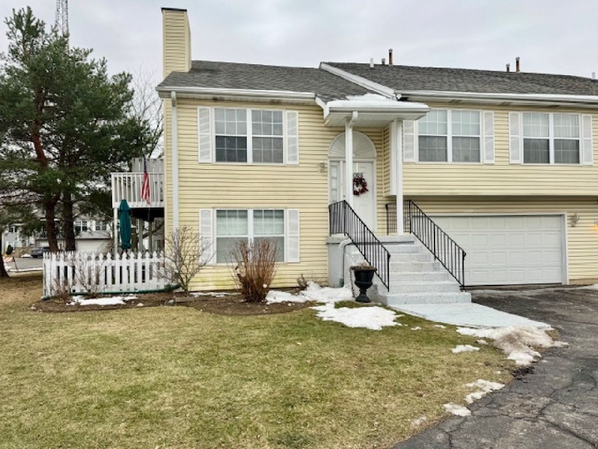  For Sale Woodstock Illinois, 1025 Castleshire Drive