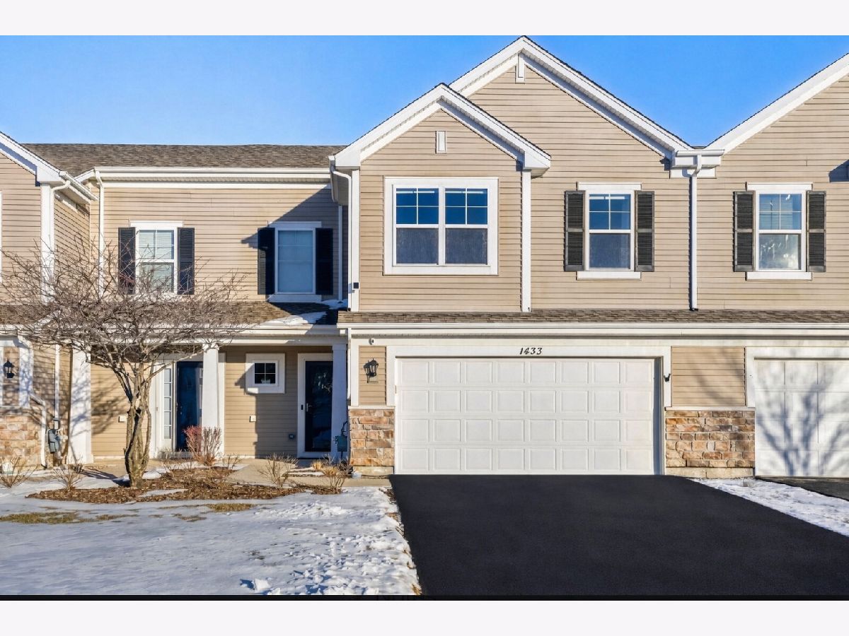 Townhomes & Condos & Homes Sold Cambridge Lakes Pingree Grove Illinois, 1433 Lighthouse