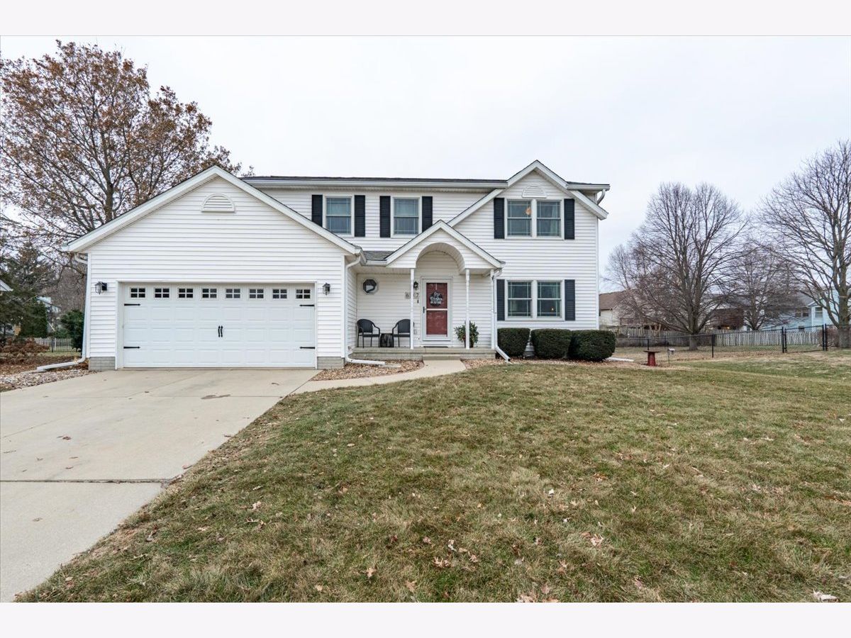 Homes & Condos & Townhomes For Sale Old Farm Lakes Bloomington Illinois, 607 Old Farm Road