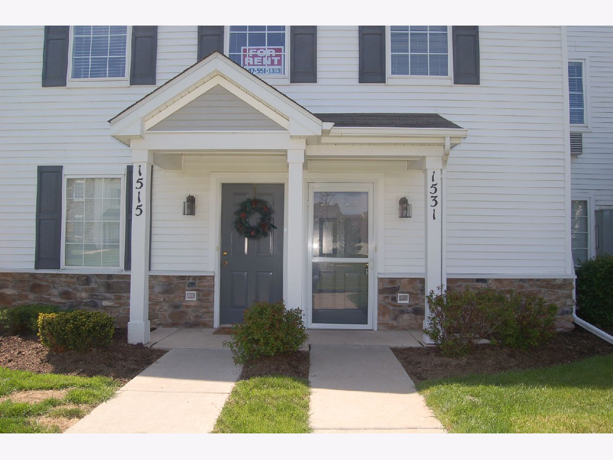 Townhomes & Condos For Sale Silverstone Lake Carpentersville Illinois, 1531 Silverstone Drive