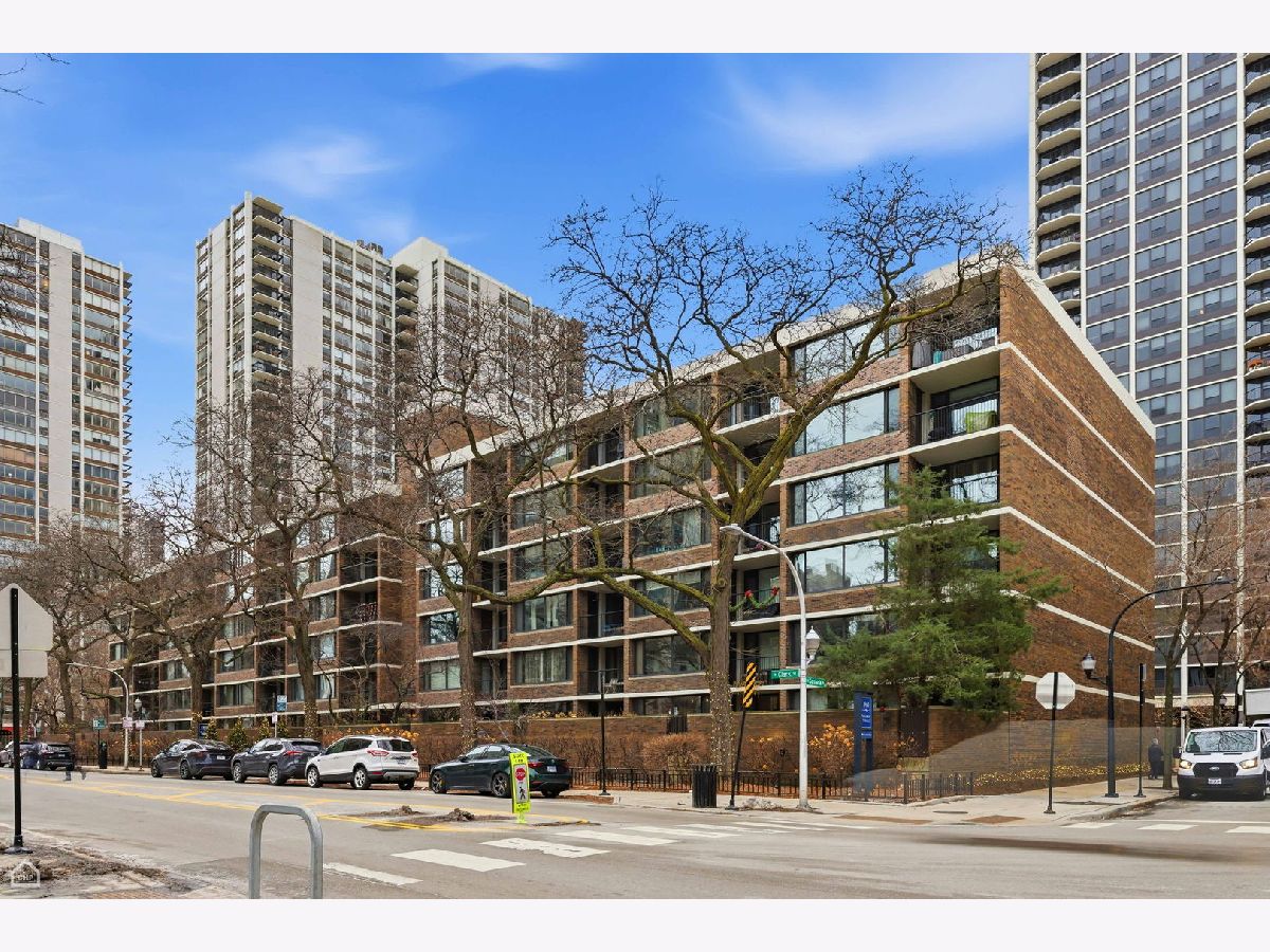 Condos & Townhomes For Sale Sandburg Village Chicago Illinois, 1555 Sandburg Terrace