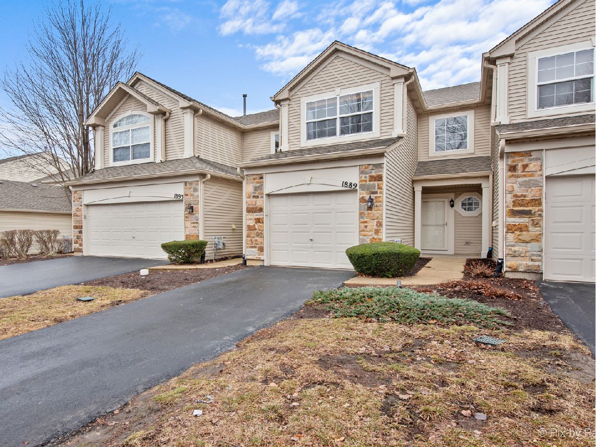 Townhomes & Condos & Homes For Sale Misty Creek Aurora Illinois, 1889 Stoneheather Avenue