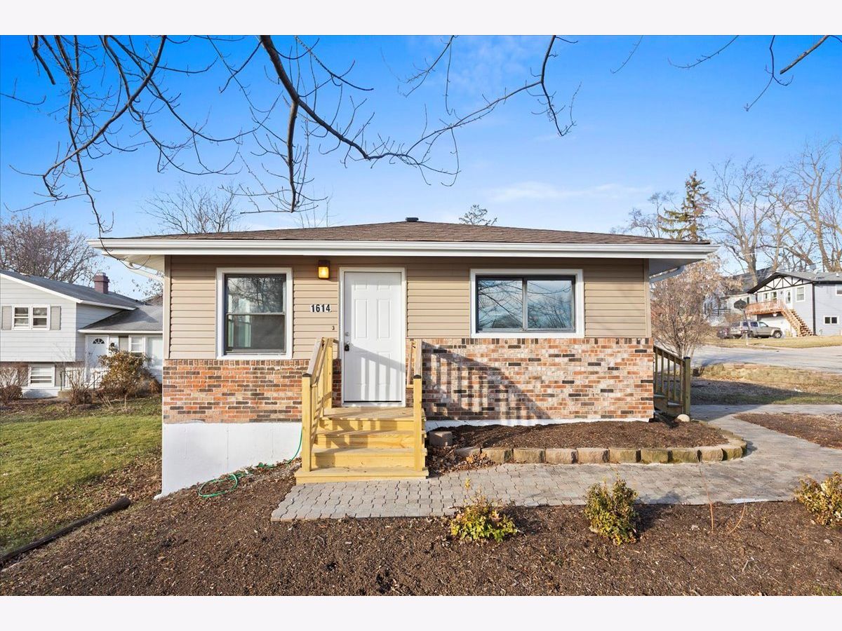  For Sale Round Lake Beach Illinois, 1614 North Avenue