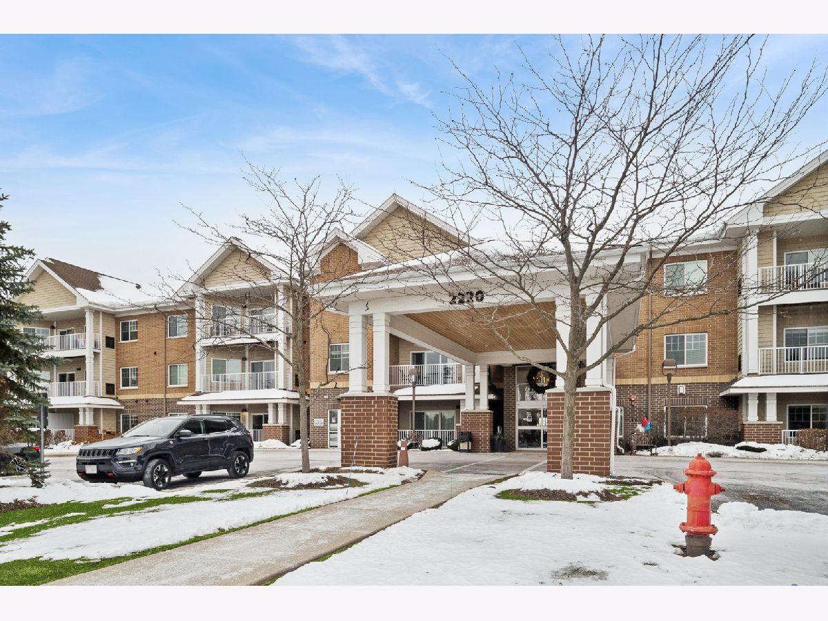 Condos & Townhomes For Sale The Lodge Of Northbrook Northbrook Illinois, 2220 Founders Drive
