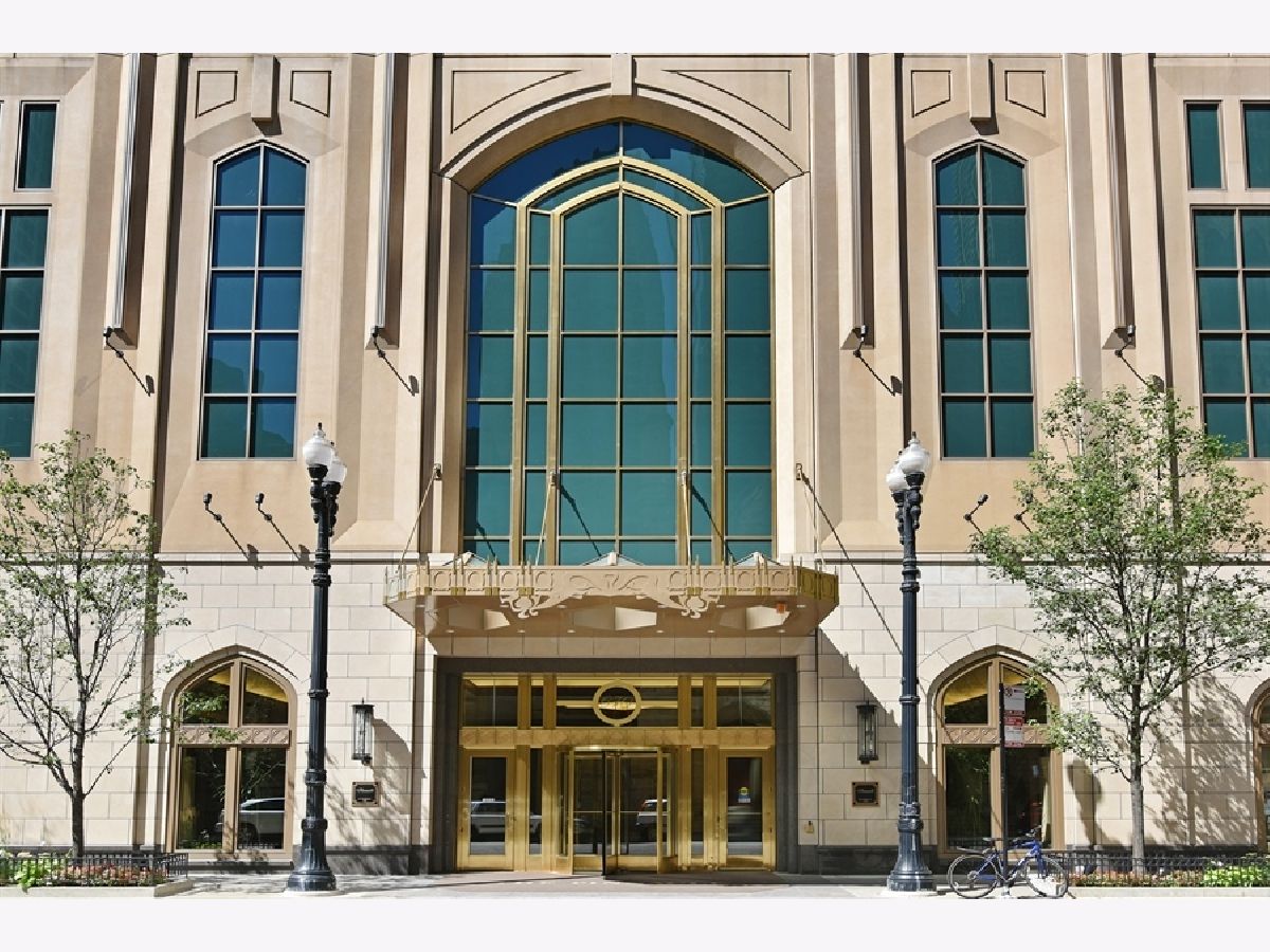 Condominiums For Rent The Pinnacle Chicago Illinois, 21 Huron