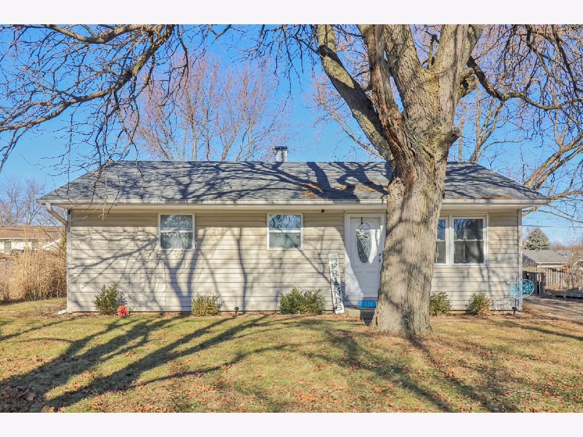  For Sale Crystal Lake Illinois, 1328 Teakwood Lane