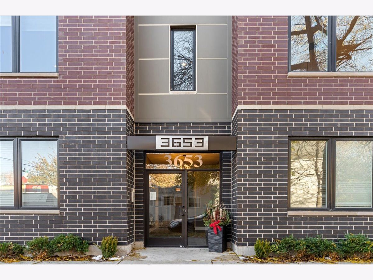  For Sale Chicago Illinois, 3653 Barry Avenue