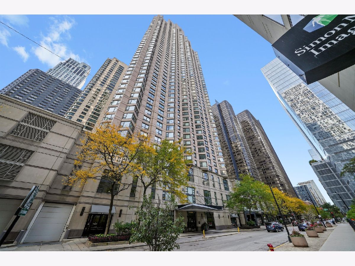 Condos & Townhomes For Sale Streeterville Chicago Illinois, 401 Ontario Street