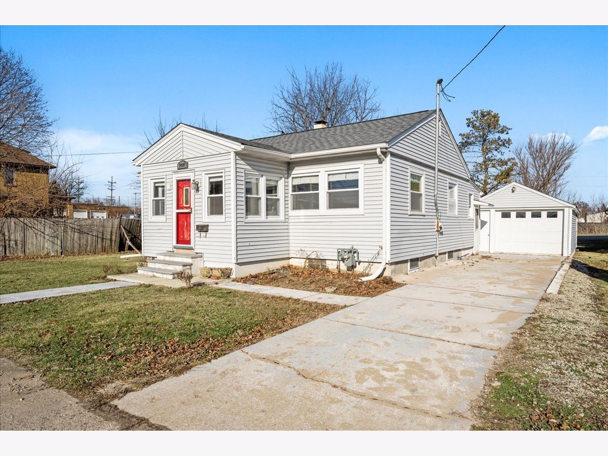  For Sale Sandwich Illinois, 909 E Railroad Street