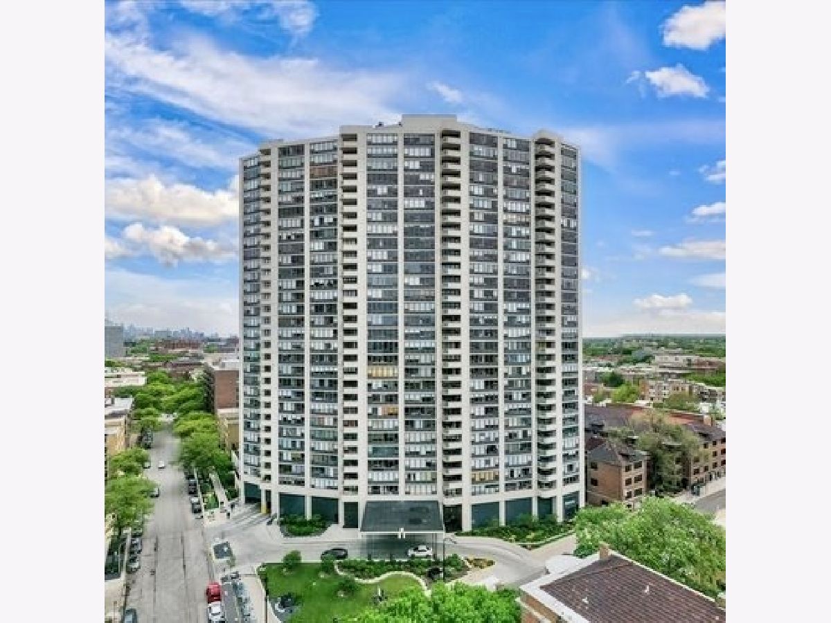  For Sale Chicago Illinois, 3930 Pine Grove Avenue