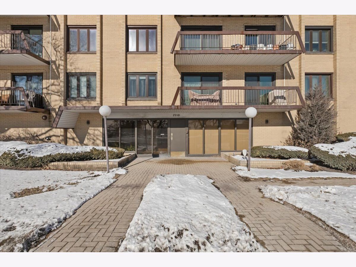 Condominiums For Sale Twin Manors Morton Grove Illinois, 7710 Dempster