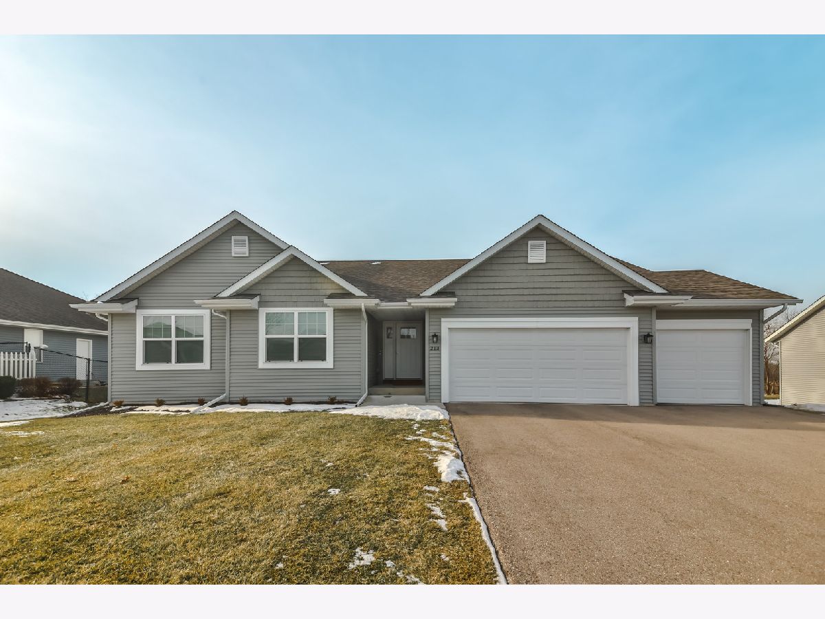  For Sale Poplar Grove Illinois, 213 English Oak Lane