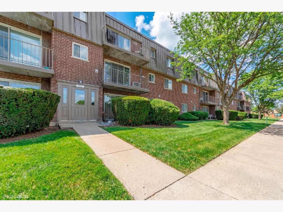  For Sale Wheeling Illinois, 586 Fairway View Drive