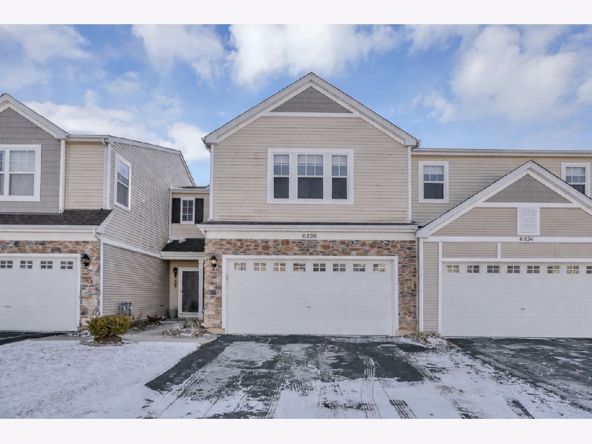 Townhomes & Condos For Sale Silverstone Lake Carpentersville Illinois, 6526 Marble Lane