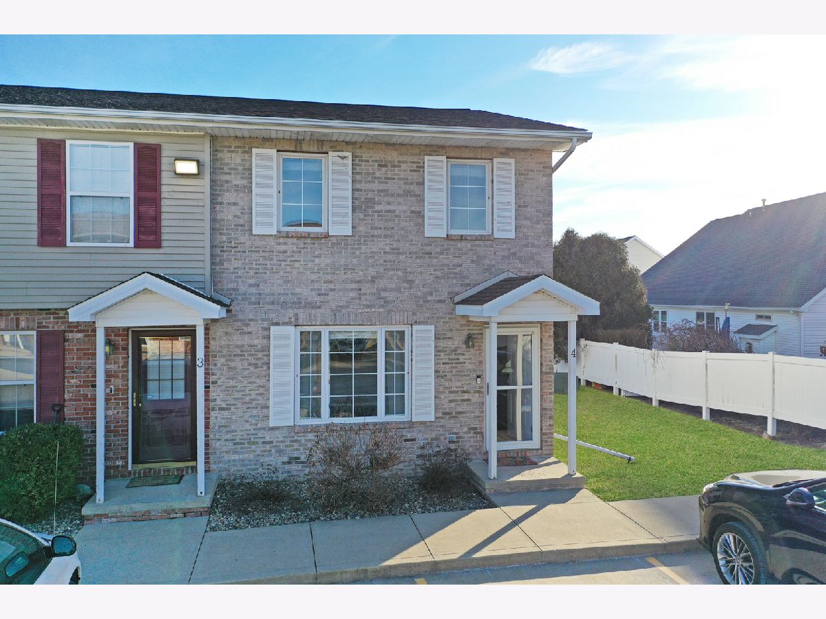 Condos & Townhomes & Homes For Sale Prairieview Estates Bloomington Illinois, 5 Andy Court