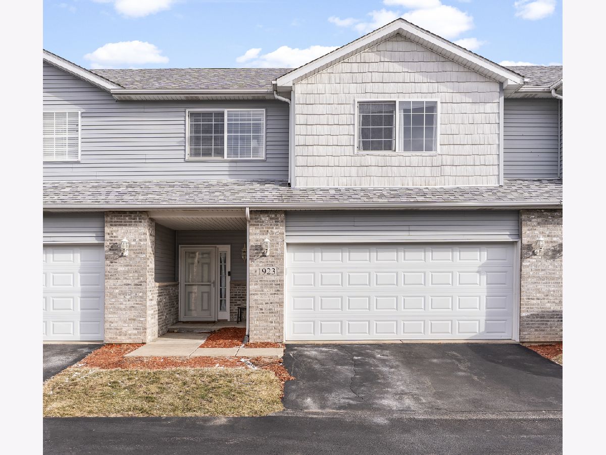  For Sale Minooka Illinois, 1923 Waters Edge Drive