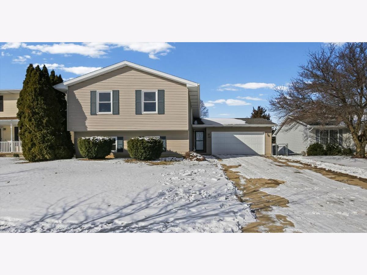 Homes & Condos & Townhomes For Sale Pepper Ridge Bloomington Illinois, 2823 Rutherford Drive