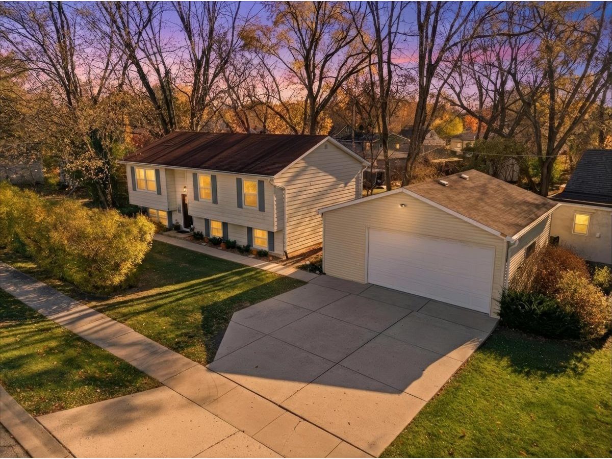  For Sale Round Lake Beach Illinois, 121 Clarendon Drive