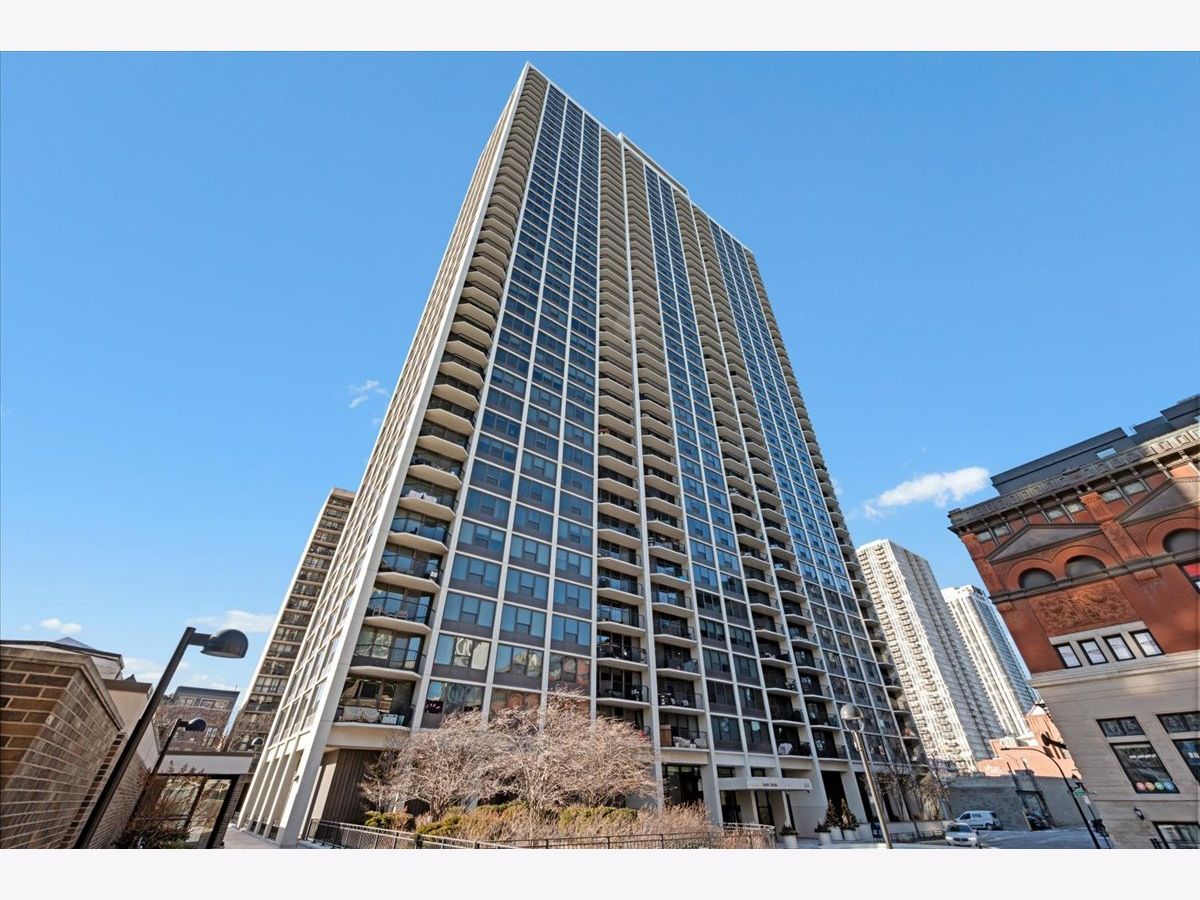  For Sale Chicago Illinois, 1560 Sandburg Terrace