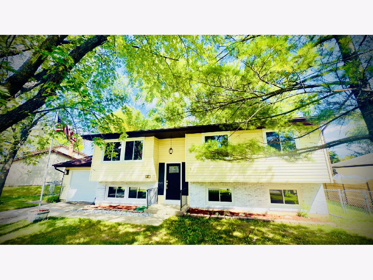 Homes For Sale Seven Hills Lindenhurst Illinois, 527 Northgate Road