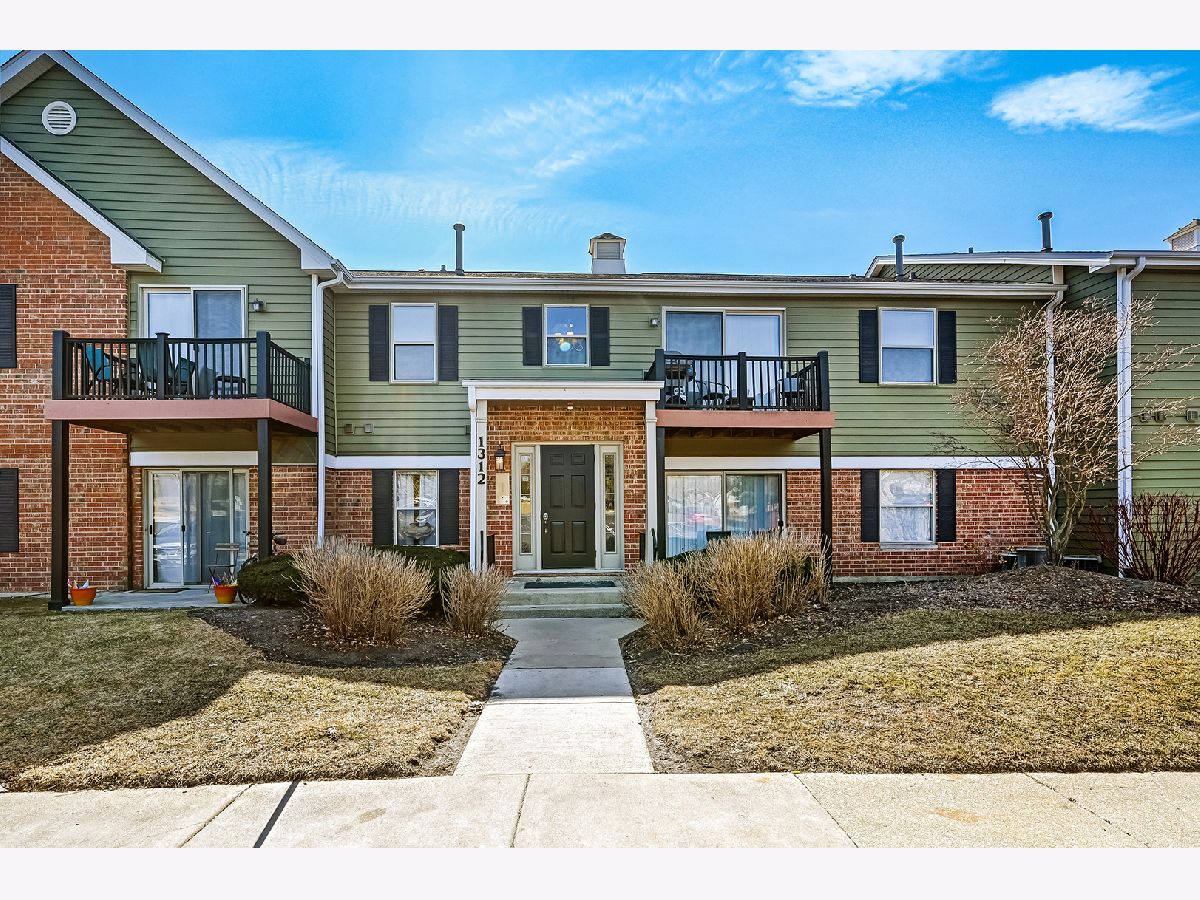 Condominiums For Sale Chantecleer Lakes Naperville Illinois, 1312 Mc Dowell Road