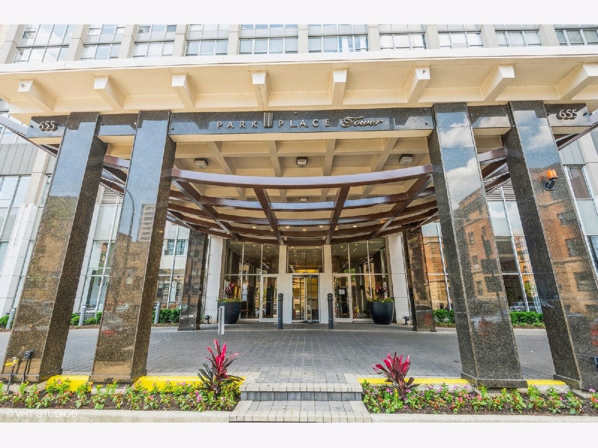 Condominiums Rented Park Place Tower Chicago Illinois, 655 Irving Park
