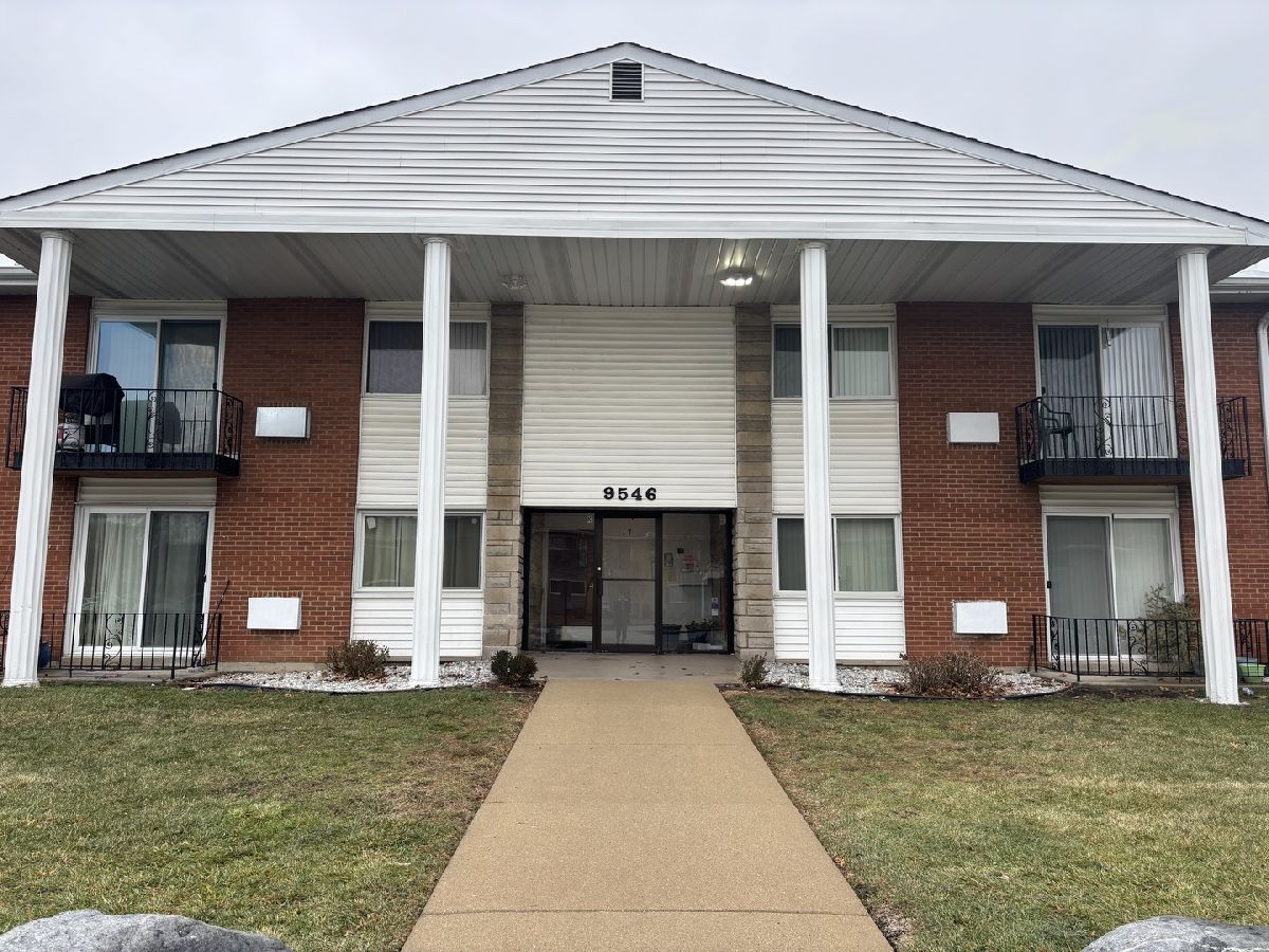 Condominiums For Sale Coventry Place Des Plaines Illinois, 9546 Dee Road