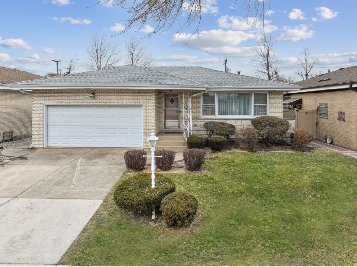  For Sale Chicago Illinois, 8300 Balmoral Avenue