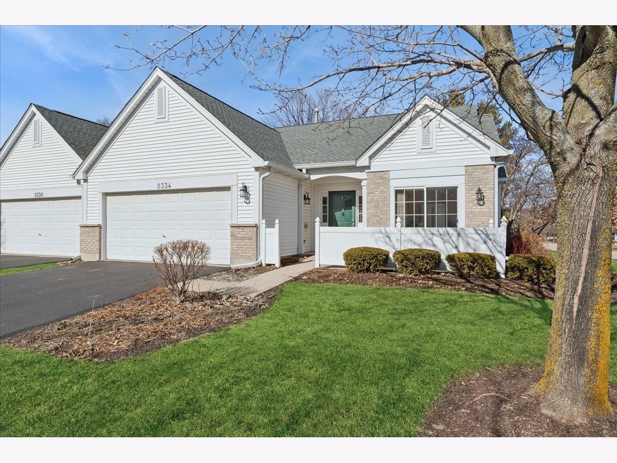 Townhomes & Homes For Sale Carillon North Grayslake Illinois, 2334 Meadowcroft Lane