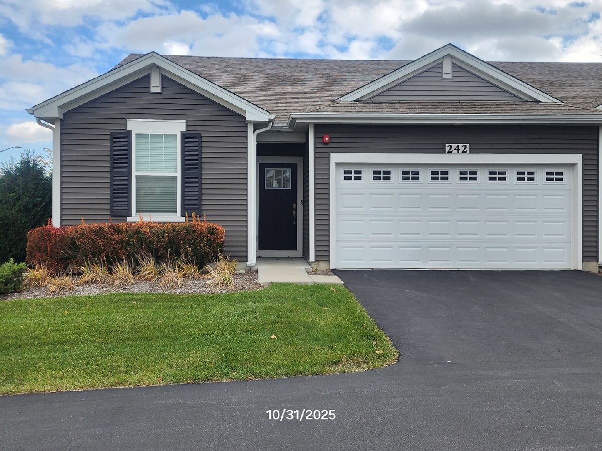 Condos & Townhomes & Homes For Sale Lincoln Valley North Aurora Illinois, 242 Sussex Lane