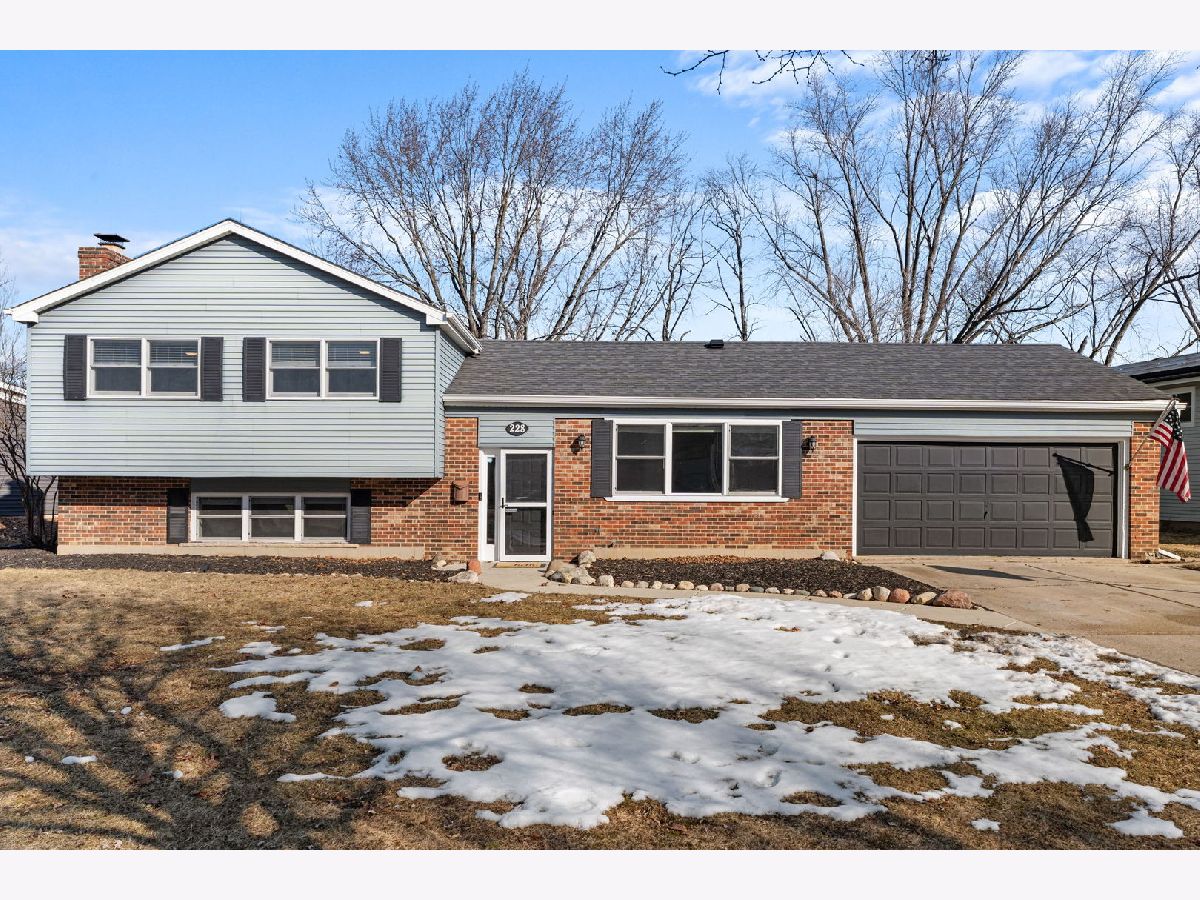  For Sale Crystal Lake Illinois, 228 Wellington Drive