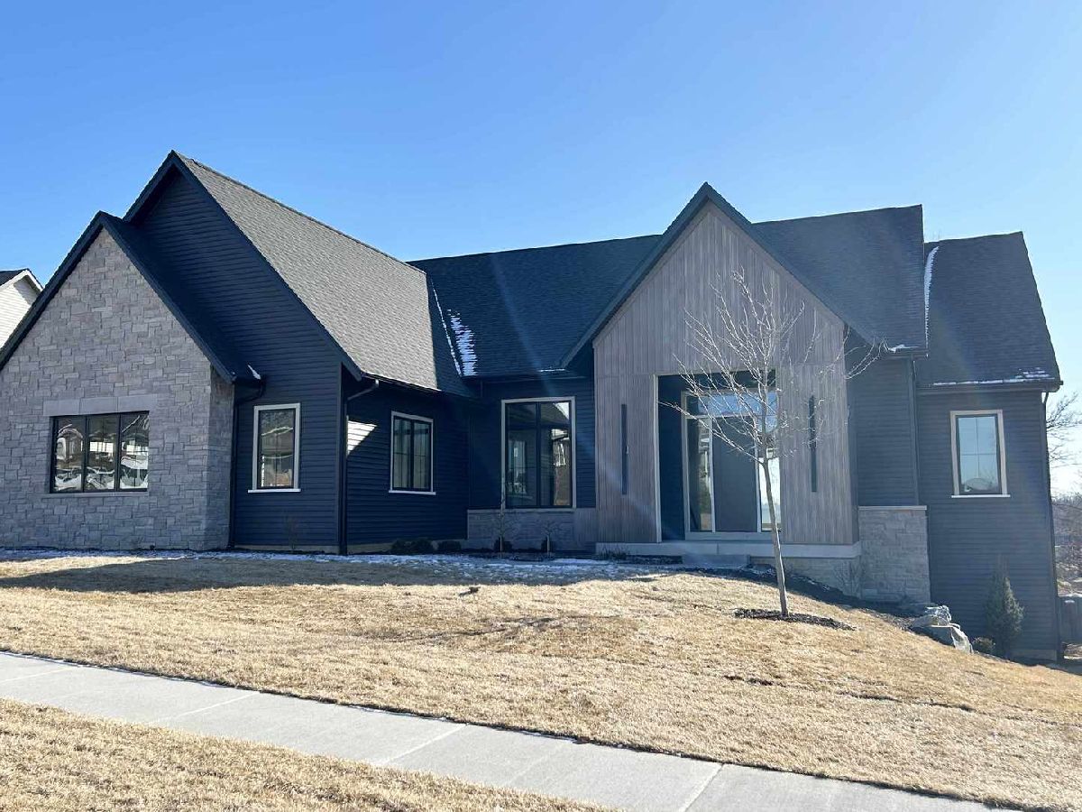  Sold Bettendorf Iowa, 4545 Woodland