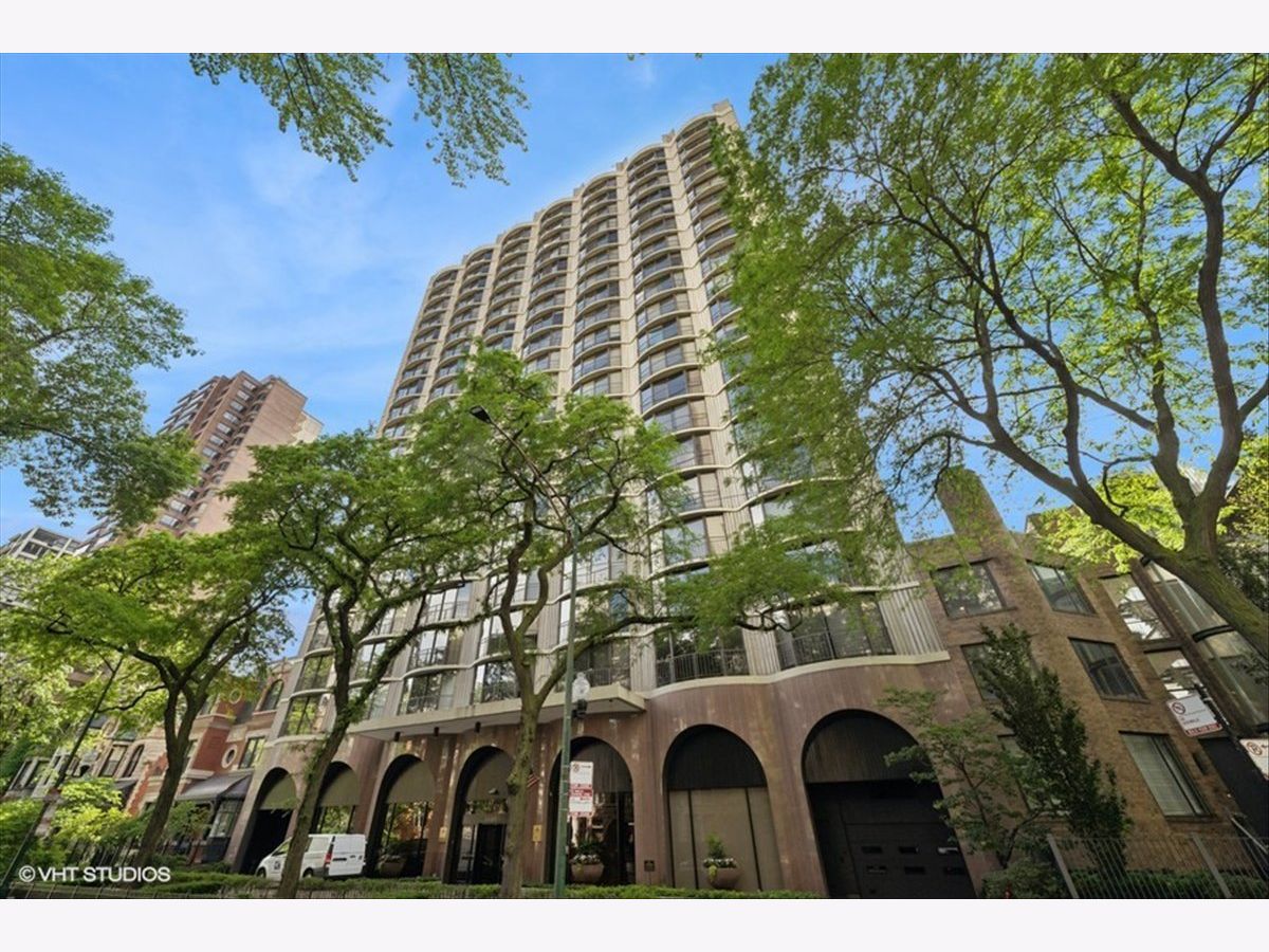 Condominiums For Sale The Brownstone Chicago Illinois, 1440 State Street