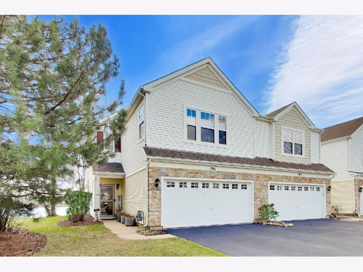 Townhomes & Condos For Sale Silverstone Lake Carpentersville Illinois, 1961 Cobblestone Drive